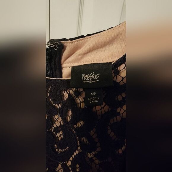 Simple Elegant Black Lace Dress — Timeless & Sophisticated - Picture 4 of 4